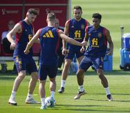 Los jugadores de España se ejercitan durante una sesión de entrenamiento en la Universidad de Qatar, en Doha, el lunes.