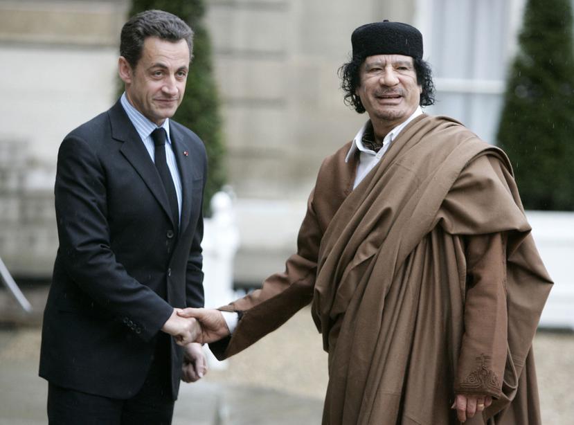 Presuntamente Sarkozy recibió millones de dólares de financiamiento de dictador Gadafi. (AP)