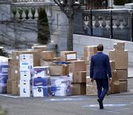 Un hombre pasa junto a cajas sacadas de una oficina de la Casa Blanca, el 14 de enero de 2021, en Washington. (Foto AP/Gerald Herbert, archivo)