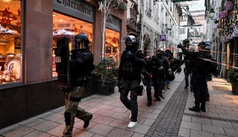 Efectivos de la Brigada de Búsqueda e Intervención de la Policía francesa  participan en la búsqueda del sospechoso tras el atentado en un mercado de Navidad en Estrasburgo. (EFE)