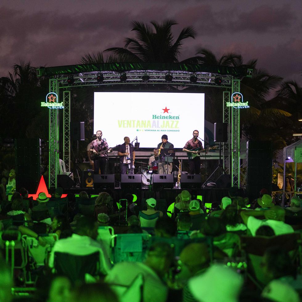 Todos los domingos del mes se lleva a cabo el evento musical Heineken Ventana al Jazz, en el Condado.