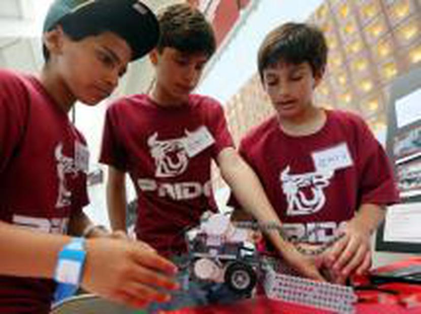 DAMIAN Rivera, Patrick Velázquez y Sebastián González, de Baldwin School, trabajan en sus modelos de robot lego. (JUAN.MARTINEZ@GFRMEDIA.COM)