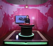 Basira Joya, de 20 años, presentadora del programa de noticias, sentada durante la grabación el 30 de mayo de 2017 en el canal de televisión Zan (televisión femenina) en Kabul, Afganistán.