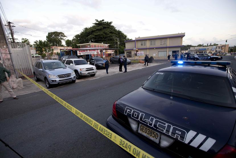 Agentes adscritos a la División de Homicidios de San Juan, junto al fiscal de turno, se dirigen a la escena para investigar.
