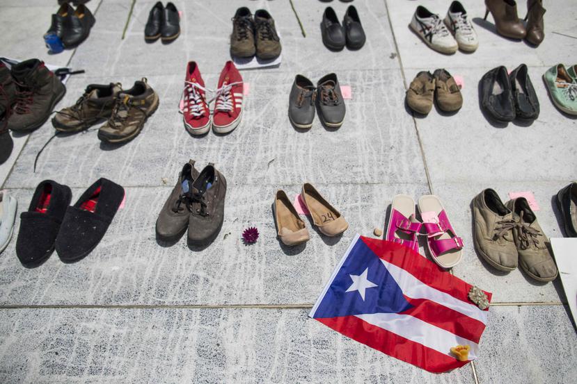 En la foto, zapatos ubicados frente al Capitolio por los muertos a causa del huracán. (GFR Media)