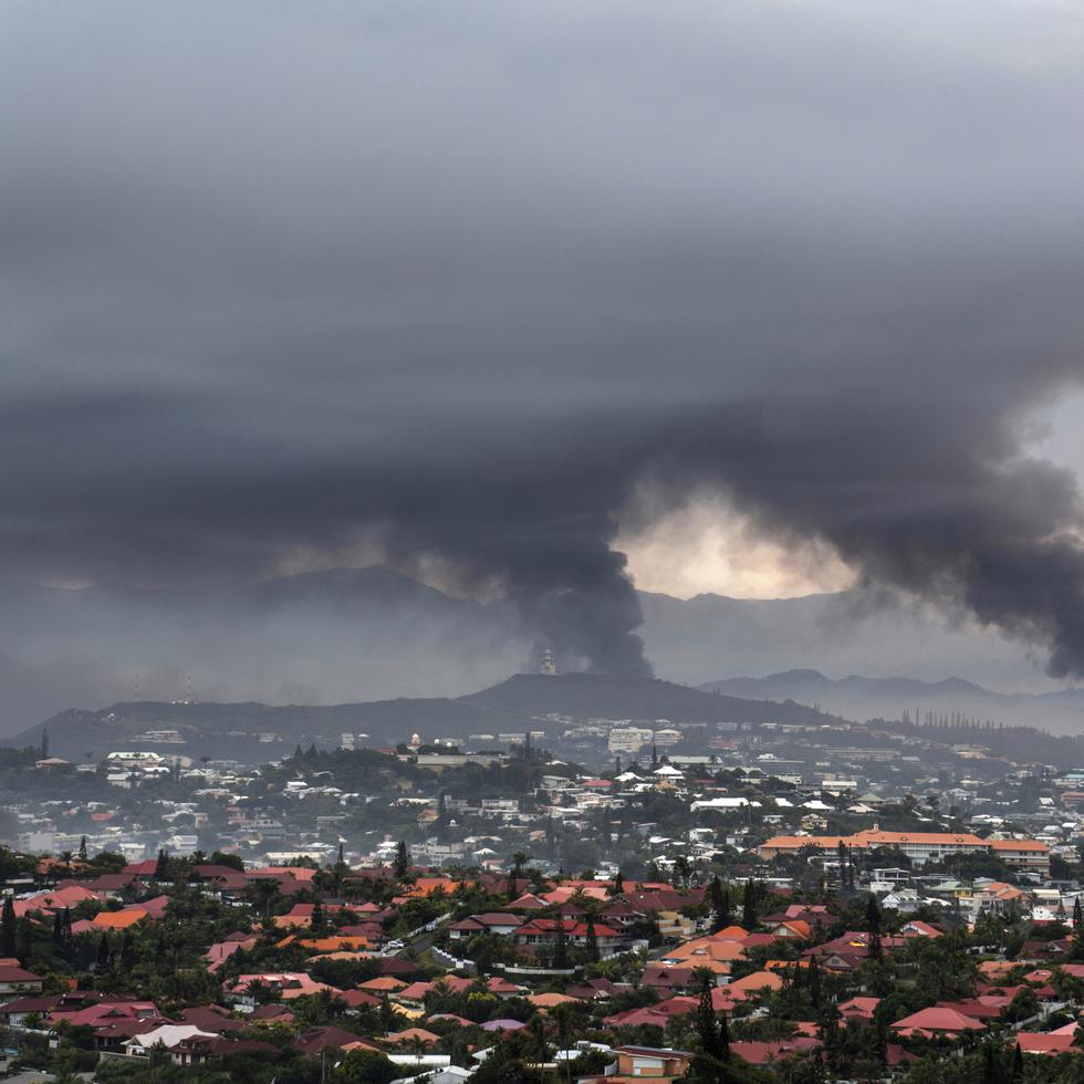 El humo durante las protestas en Noumea, Nueva Caledonia, el 15 de mayo de 2024.