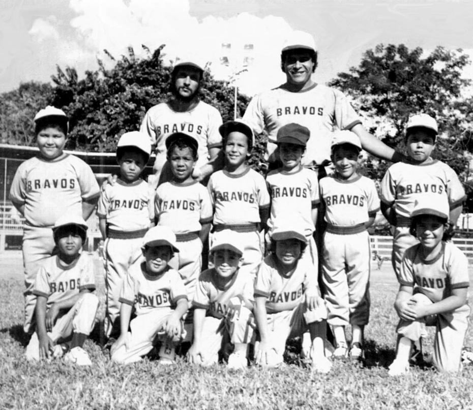 Desde pequeño y hasta hoy, Daddy Yankee ha sido fanático del béisbol.  Aquí cuando perteneció al equipo Los Bravos. De la fila de pie es el cuarto en el centro. (Archivo)