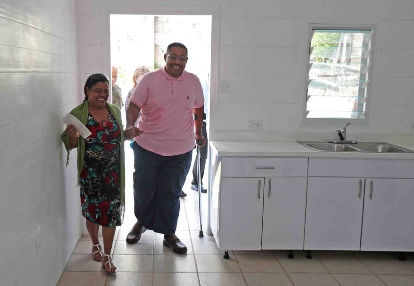 María Cotto y Franklyn Capacetti, vecinos de la comunidad Península de Cantera en San Juan, recibieron su nueva vivienda en PVC. (
