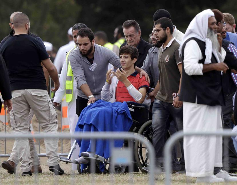 Zaed Mustafa, en silla de ruedas, hermano de Hamza e hijo de Khalid Mustafa, ambos asesinados en la masacre en una mezquita, durante el entierro de sus familiares en el cementerio Memorial Park en Christchurch, Nueva Zelanda. (AP)