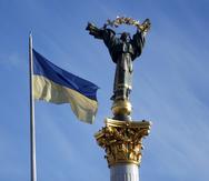 La bandera ucraniana ondea junto al monumento a la independencia en la plaza del mismo nombre de Kiev, dos días después de haber sido invadido el país por el ejército ruso el 24 de Febrero 2022.(Rusia, Ucrania) EFE/EPA/ZURAB KURTSIKIDZE

