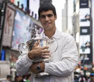 El campeón del US Open, el español Carlos Alcaraz, posa con el trofeo en Times Square, Nueva York, el lunes 12 de septiembre de 2022. (AP Foto/Yuki Iwamura)