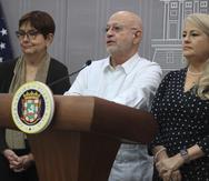 El exjuez José A. Fusté (centro) fue incluido por la gobernadora Wanda Vázquez (der) en el Consejo de Asesores para el Manejo de los Programas Federales que lidera la exjefa de la fiscalía federal Rosa Emilia Rodríguez.