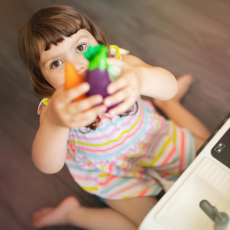 Es importante que los padres mantengan a los niños entretenidos dentro del hogar. (Shutterstock)
