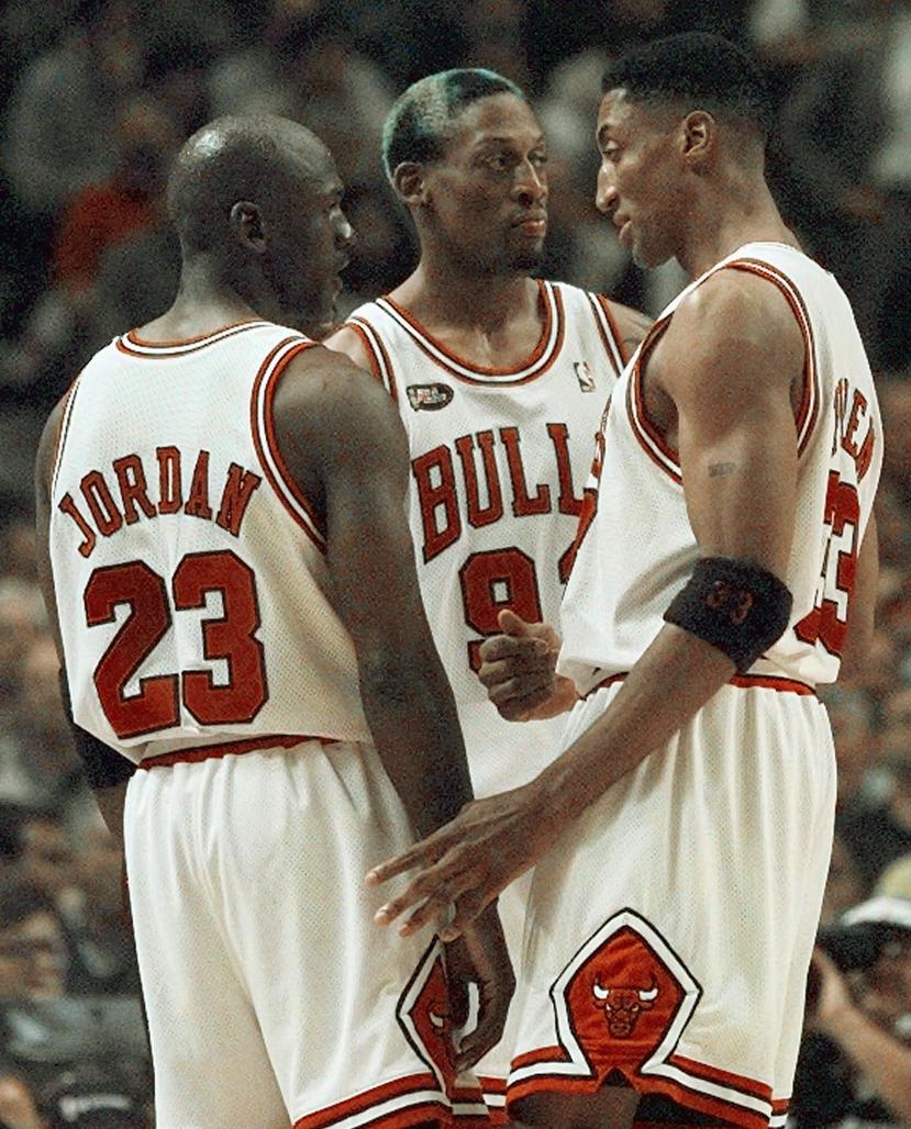 De izquierda a derecha, Michael Jordan, Dennis Rodman y Scottie Pippen en junio de 1998.