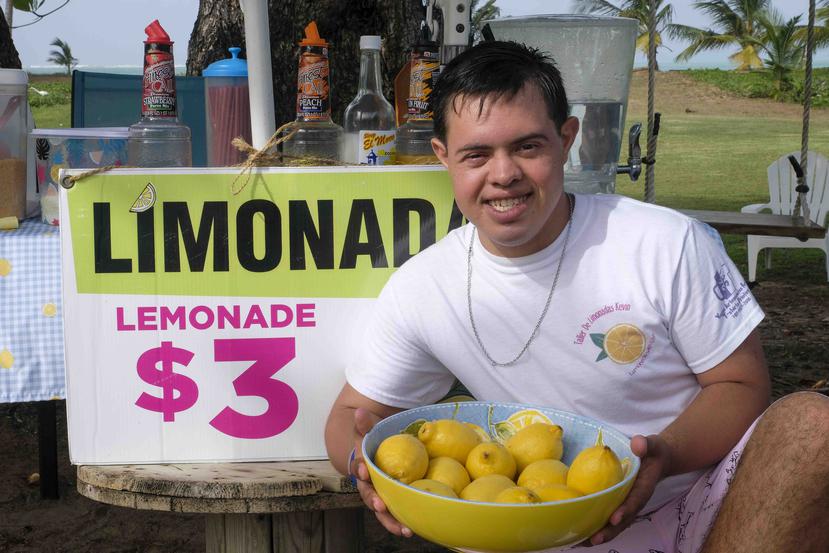 Kevin ubica su negocio de limonadas en la Playa Fortuna en Luquillo. (GFR Media)