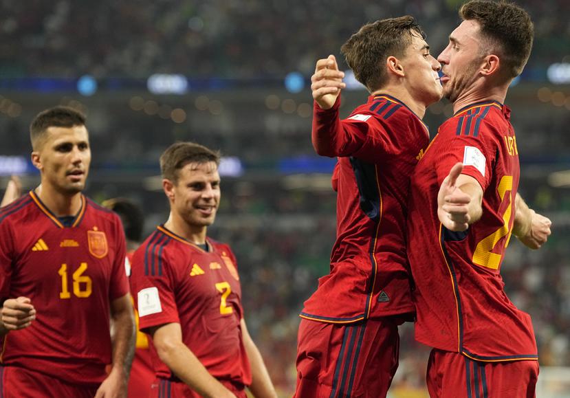 Gavi, segundo a la derecha, celebra con Aymeric Laporte después de anotar el quinto gol de España durante el partido contra Costa Rica por el Grupo E del Mundial en el Estadio Al Thumama en Doha, Catar.