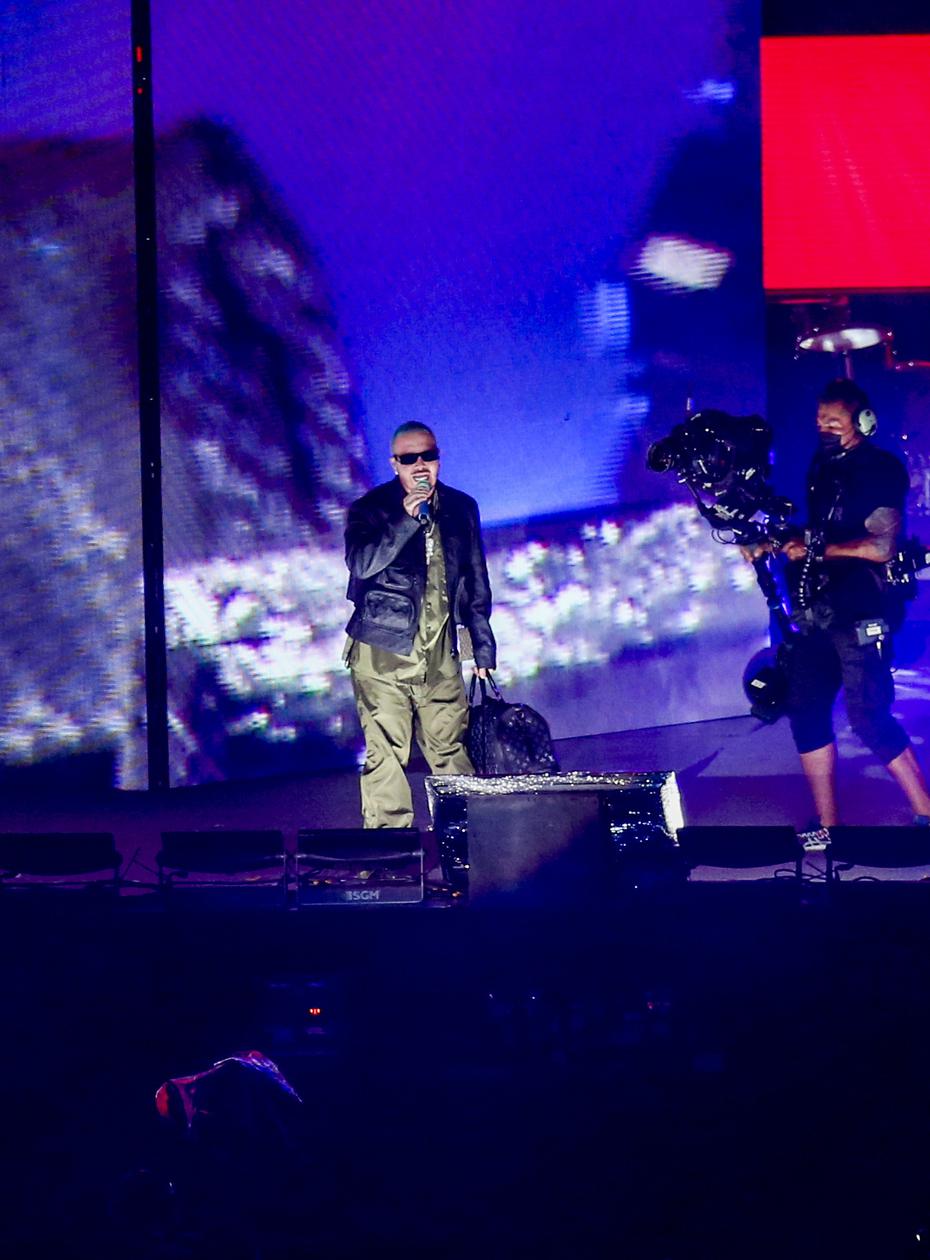 El cantante J Balvin también participó en la segunda función del concierto.