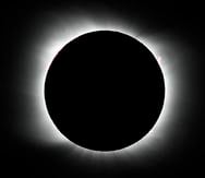 La luna cubre el sol durante un eclipse solar total en Piedra del Aguila, Argentina, el lunes 14 de diciembre de 2020.