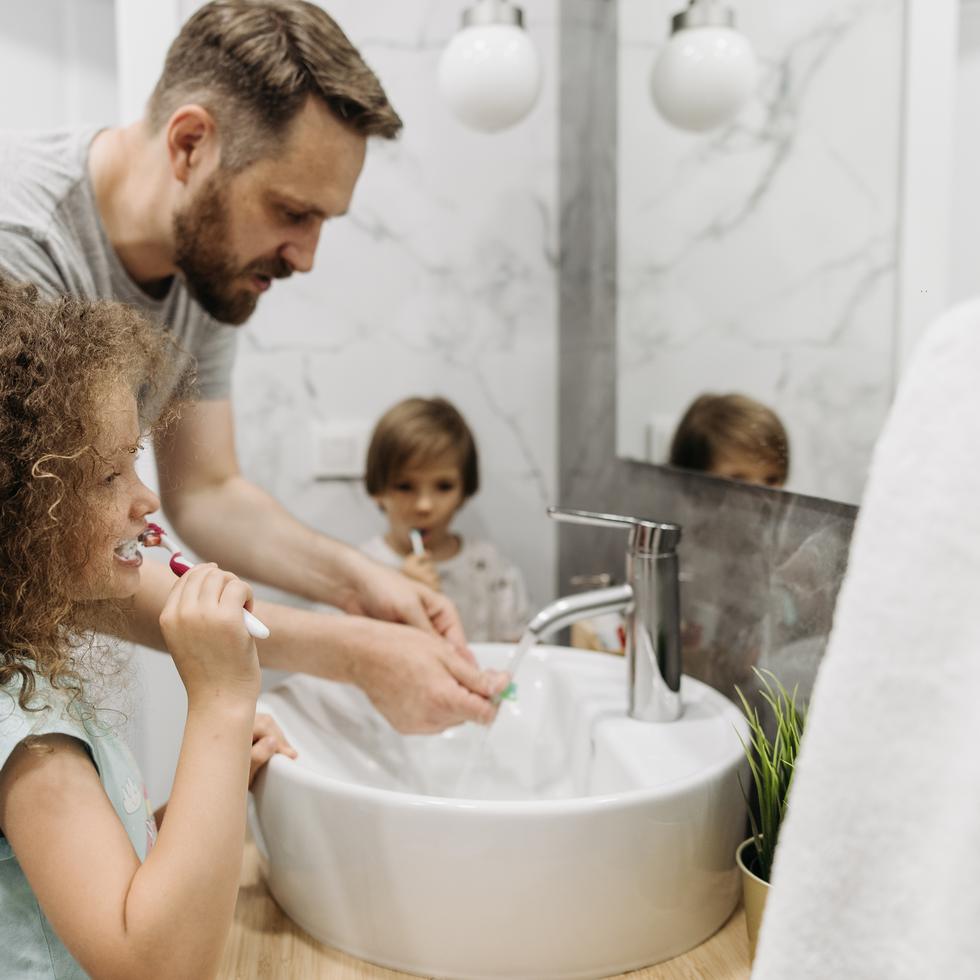 Una actividad cotidiana en familia y divertida puede cepillarse los dientes con los hijos para que aprendan la manera correcta de hacerlo.