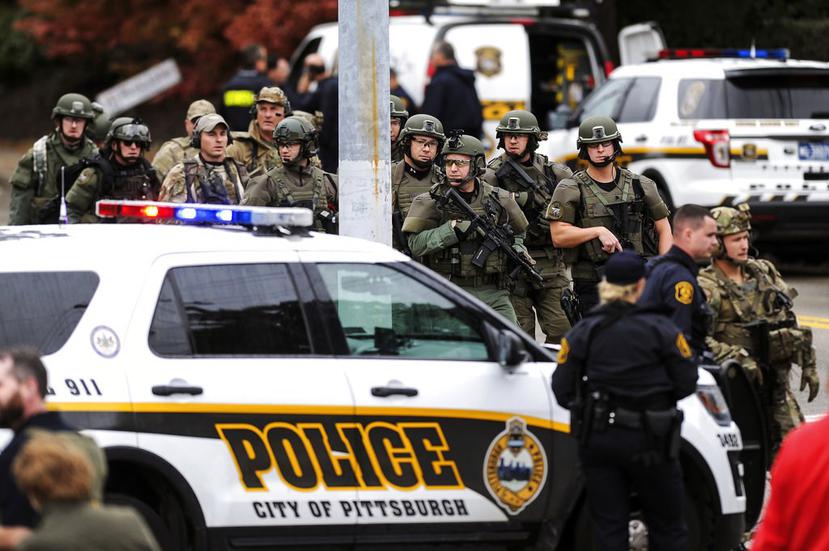 Un nutrido grupo de policías recorre la calle tras un ataque a una sinagoga en Pittsburgh, el 27 de octubre del 2018 (Alexandra Wimley/Pittsburgh Post-Gazette vía AP)