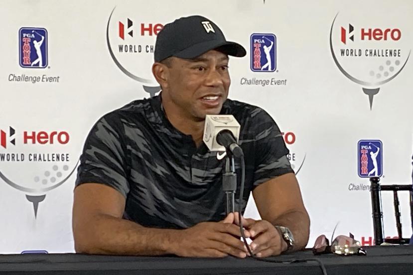 Tiger Woods durante su primera conferencia de prensa desde el accidente vehicular ocurrido el pasado febrero, durante el torneo Hero World Challeng en Nassau, Bahamas,