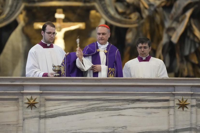 El cardenal Mauro Bassetti, centro, bendice el altar de la confesión durante un rito de penitencia en la Basílica de San Pedro, sábado 3 de junio de 2023. (AP Foto/Gregorio Borgia)