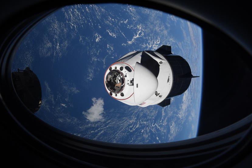 La cápsula Crew Dragon de SpaceX se acerca a la Estación Espacial Internacional para su acoplamiento.