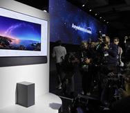Uno de los nuevos modelos de televisores OLED de LG es presentado en el escenario principal de CES. (AP / John Locher)