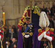 El rey Charles III de Gran Bretaña vela junto al féretro de la reina Elizabeth II mientras yace en el catafalco de Westminster Hall.