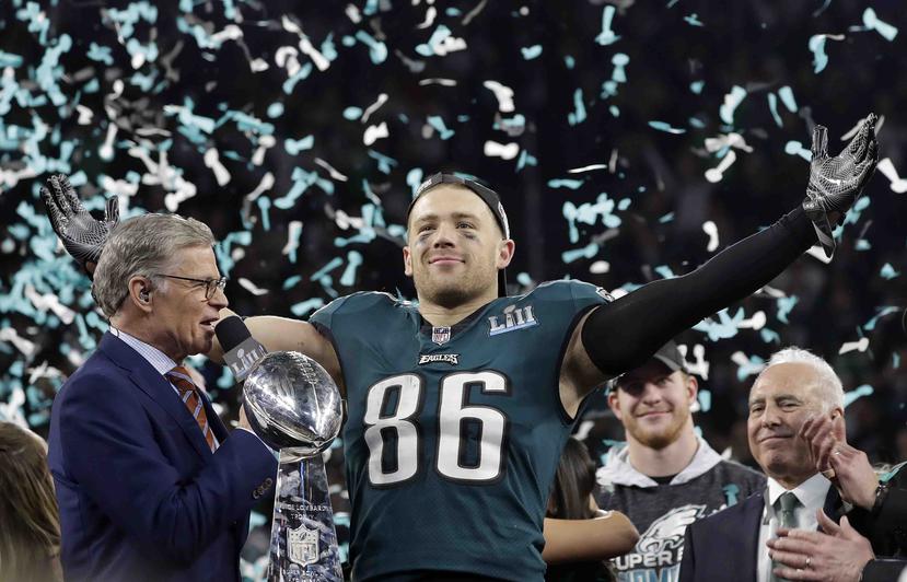 Zach Ertz celebra al recibir el trofeo Vince Lombardi luego que los Eagles de FIladelfia derrotaron a los Patriots de New England en el Super Bowl. (AP / Matt Slocum)