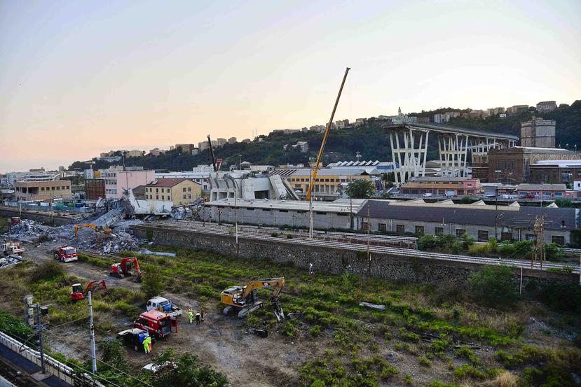 Elementos del cuerpo de bomberos retiran escombros del colapsado puente Morandi en Génova, Italia, el jueves 16 de agosto de 2018, como parte de las labores de búsqueda de las personas que continúan en calidad de desaparecidas. (Luca Zennaro/ANSA via AP)