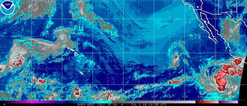 Los pronosticadores dijeron que Fabio podría convertirse en huracán el lunes y seguir ganando fuerza. (NOAA)