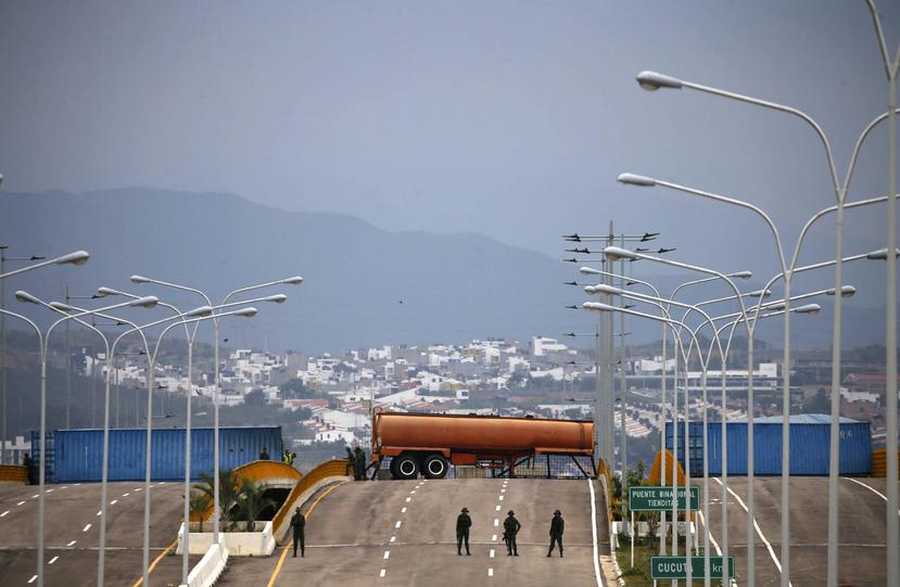 Soldados del ejército bolivariano montan guardia en el puente internacional Tienditas. (AP)