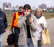 Olina Oleksandr se emociona al reencontrarse con sus padres, Borysov y Ludmila Oleksandr, quienes, al igual que miles de sus conciudadanos, entran a suelo polaco huyendo de la invasión rusa iniciada hace un mes.