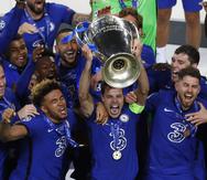 Los integrantes del Chelsea levanta el trofeo de campeonato de la Liga de Campeones de Europa.