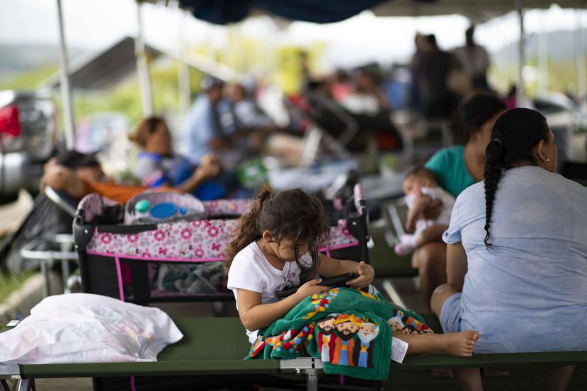 Refugiados en el área del estacionamiento del parque Mario “Ñato” Ramírez, en Yauco.