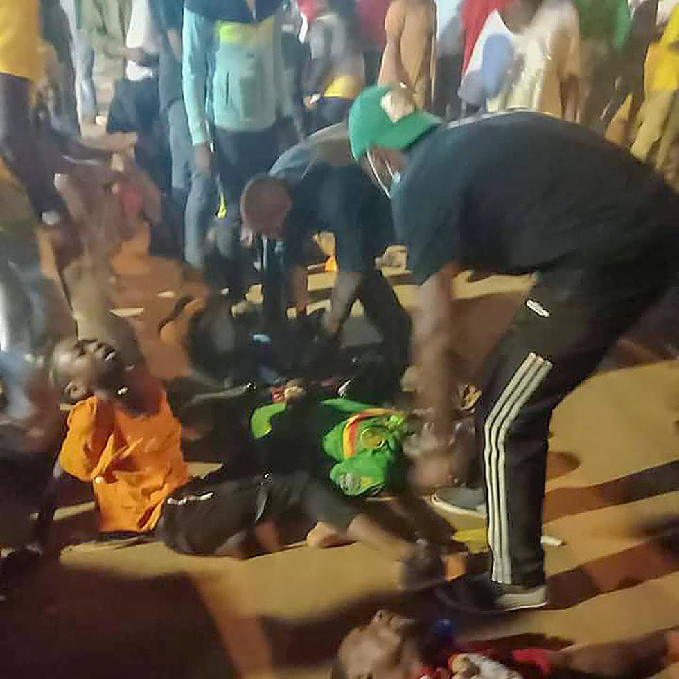 Personas ayudan a algunos de los heridos tras la estampida en Camerún.