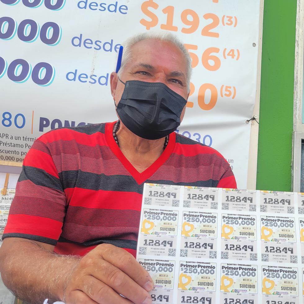 Don Ariel Santiago Rivera confía en que pronto venderá el primer premio de la Lotería Tradicional.