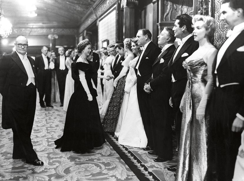 Elizabeth II saluda a la estrella invitadas a la premier en Londres de la película “La batalla del río de la plata”, entre ellas está Marilyn Monroe que se encontraba en Londres rodando la película “El príncipe y la corista”, en 1956. (Foto: EFE/Cedida po