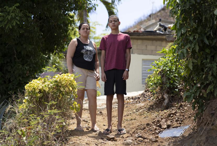 Waldemar Rodríguez, de 14 años, junto a su madre, Mariela Pacheco, posan frente a su residencia en el barrio Caimito, en Yauco. El estudiante de octavo grado no tiene computadora ni teléfono con internet, por lo que apenas tomó clases el pasado semestre.