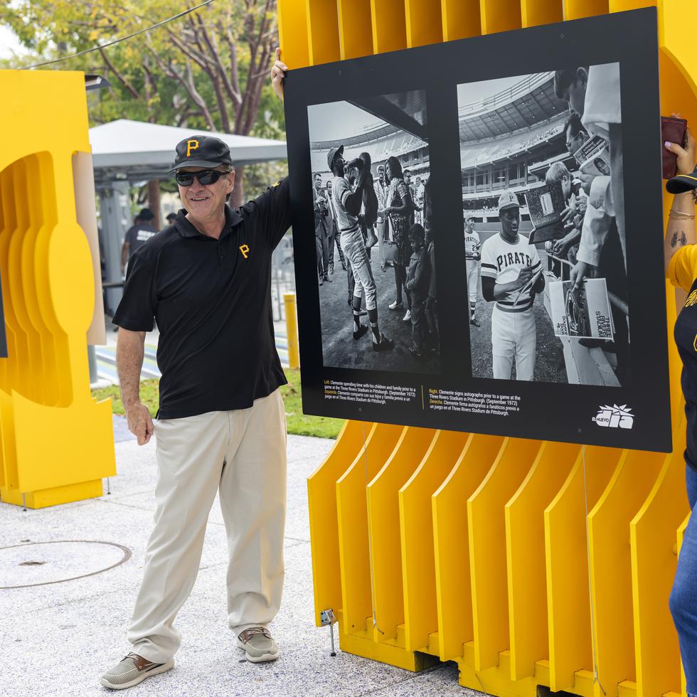 Fanáticos de los Pirates disfrutan de la exposición '3,000' de Roberto Clemente a las afueras del loanDepot Park, hogar de los Marlins, en la jornada inaugural.