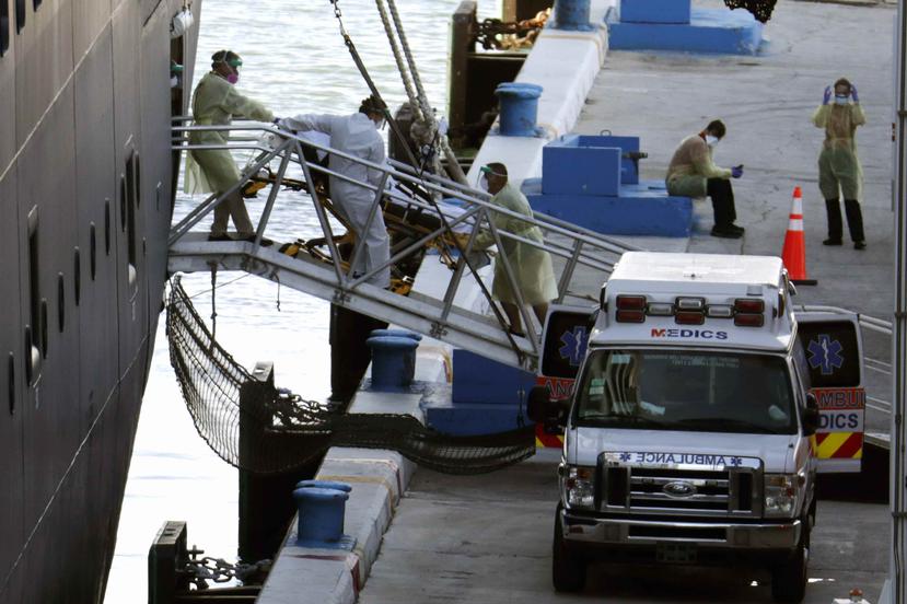 Una persona es sacada en camillas del crucero al llegara Fort Lauderdale. (AP)