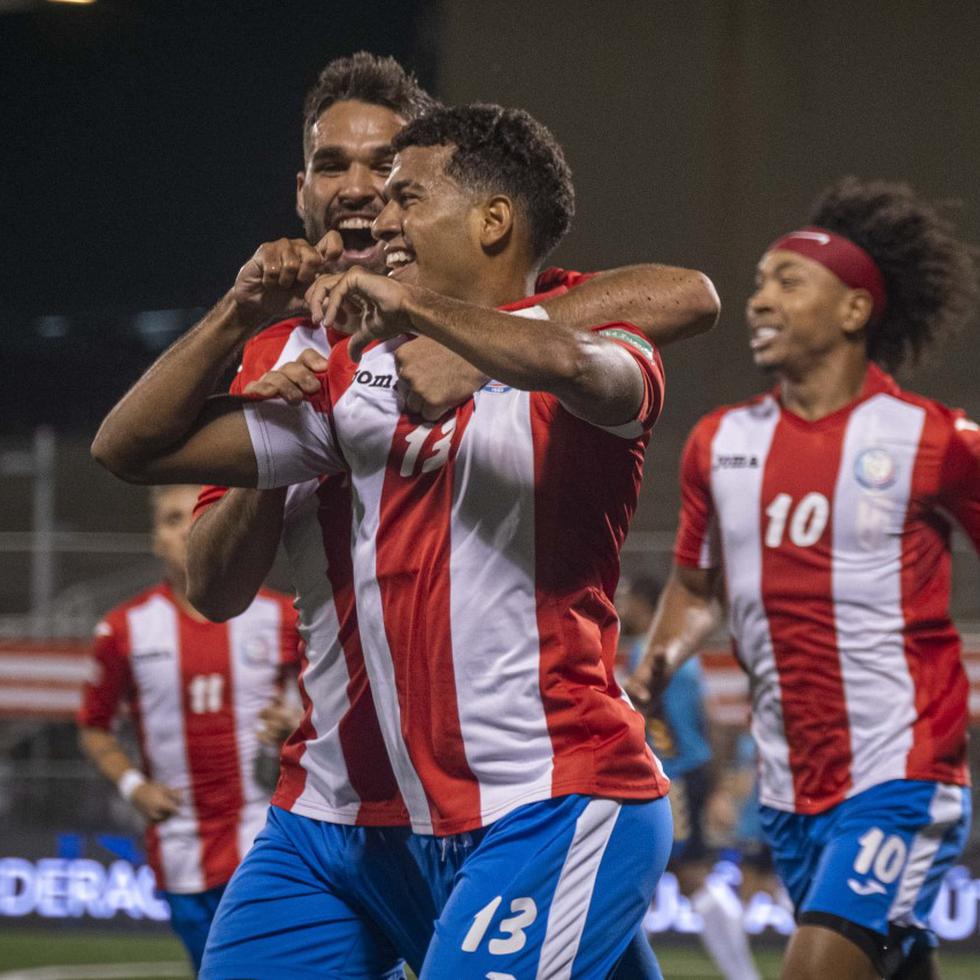 Puerto Rico celebra uno de sus siete goles contra Bahamas en el Estadio Centroamericano de Mayaguez.