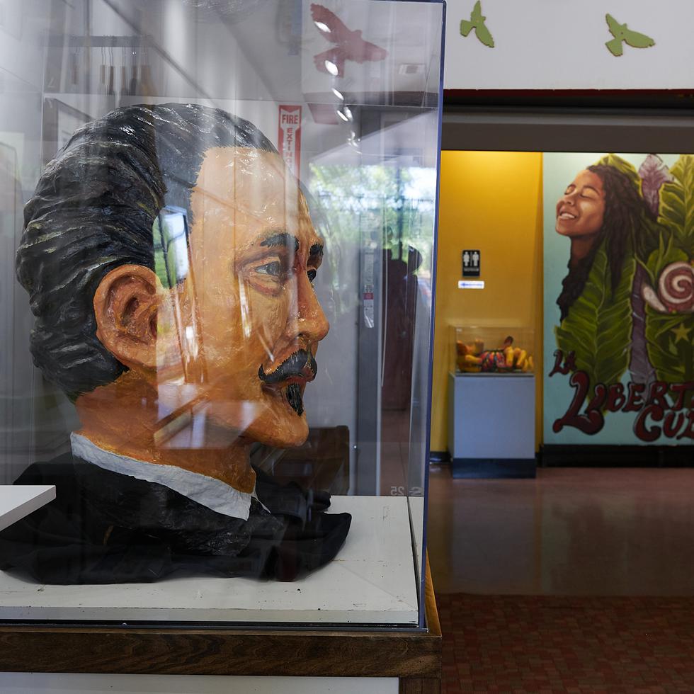 Un cabezudo de Segundo Ruiz Belvis, así como un mural del Colectivo Moriviví, forman parte de la exposición permanente en uno de los salones  del Centro Cultural Segundo Ruiz Belvis  de Chicago.


Foto por Daniel Delgado
