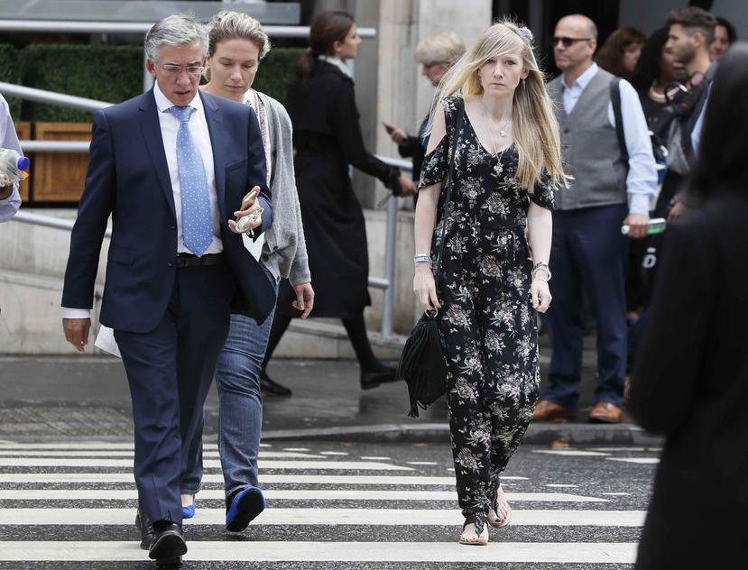 Connie Yates, madre del bebé enfermo Charlie Gard, arriba con sus abogados a la corte en Londres. (AP)