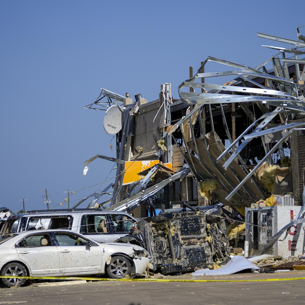 Daños en una parada de camiones tras el paso de un tornado en Valley View, Texas.