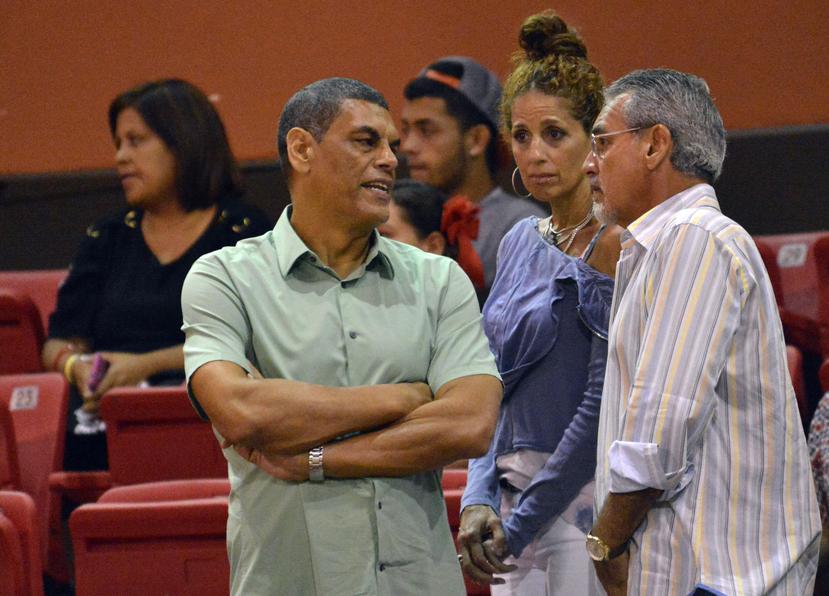 Raymond Dalmau (izq.) y su esposa, Sandra, conversan con Oscar Hernández en un partido de los Piratas de Quebradillas. (GFR Media)