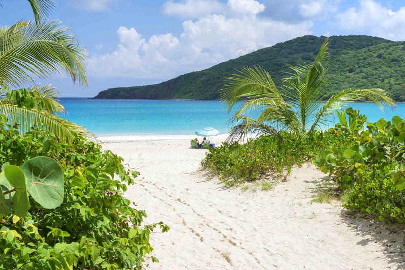 Puerto Rico recibirá turistas del exterior a partir del próximo 15 de julio. En la foto, la playa Flamenco en la isla municipio de Culebra. (GFR Media)