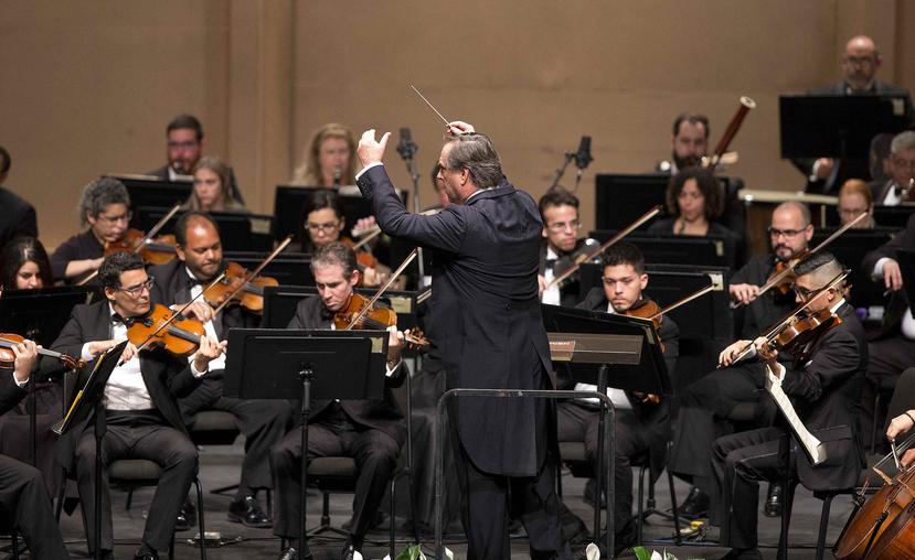 Su director titular, el maestro Maximiano Valdés comenzó el programa con la obra “Éxodos para orquesta”, del compositor puertorriqueño Carlos Alberto Vázquez. (Archivo / GFR Media)
