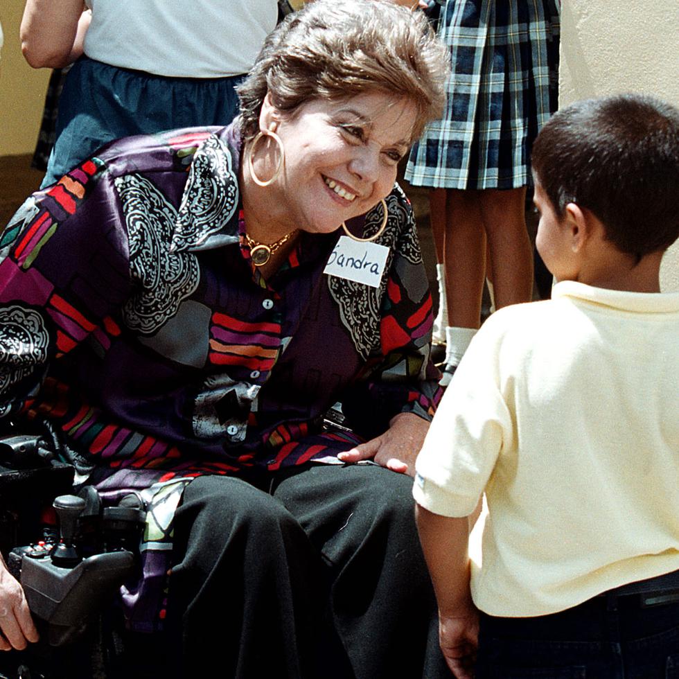 Sandra Zaiter, que era muy amante de los niños y de su seguridad, comparte con un estudiante durante una visita a una escuela en Guaynabo.